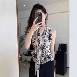 夏季新款无袖挂脖碎花背心女设计感时尚小众法式别致漂亮小上衣潮