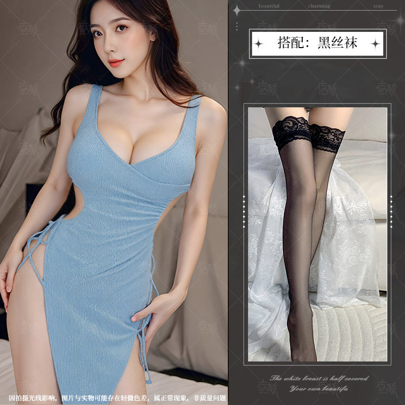 파란색 롱 스커트 + 검정색 스타킹