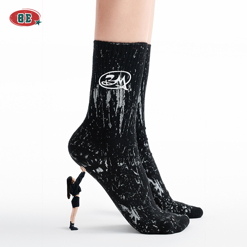 BE | 2025 verano marca de moda americana estilo neutro salpicaduras de tinta letras calcetines de tubo personalizados para hombres y mujeres calcetines del mismo estilo