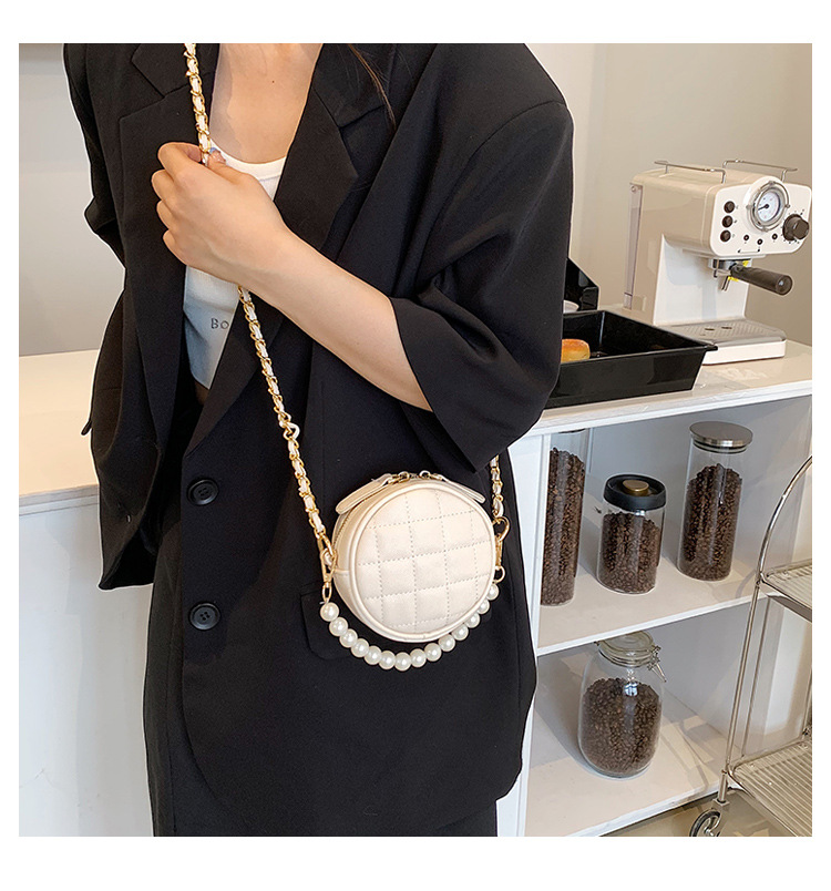 2022 New Fashion Rhombus Pearl Chain Small Round Single Shoulder Messenger Bag display picture 5