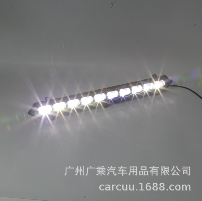 Aplicable a TOYOTA Sequoia Tantu Takuma TRD PRO centro de red de luz de día de luz central del vehículo original