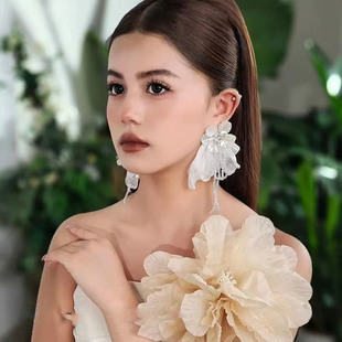 French retro earrings for women, exaggerated white flower petals, crystal tassels, temperament, wedding dress earrings, elegant