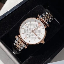 ��ʯӢ����1909�¿�r�Ь���M�����ֱ���ʯӢ��ˮ�W��䓎�Ů