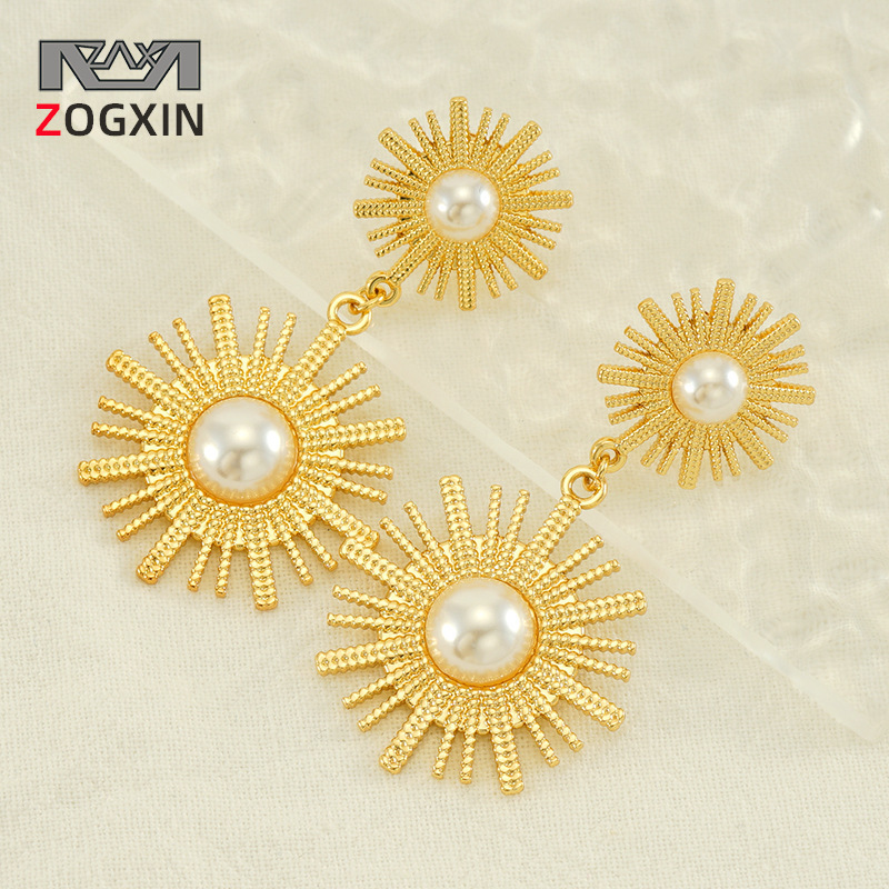 Moda europea y americana retro ronda girasol perla pendientes personalidad todo partido moda perla titanio acero chapado en oro pendientes para las mujeres