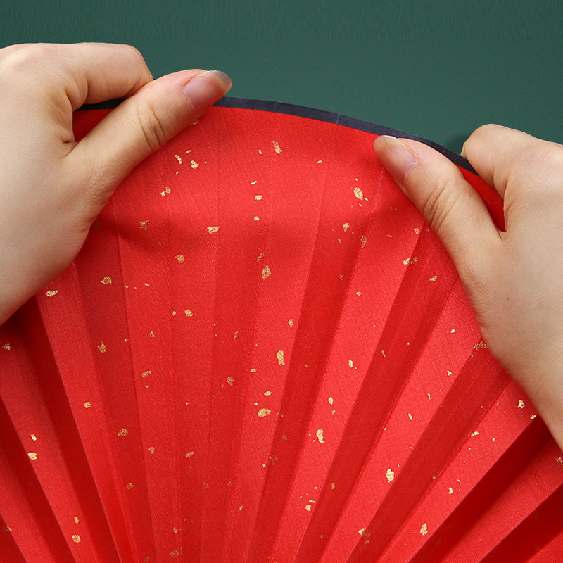 Impresión de logotipo de 10 pulgadas de tela de seda ventilador plegable personalizado estilo chino inscripción de tela de seda roja y negra ventilador de tela de seda en blanco al por mayor
