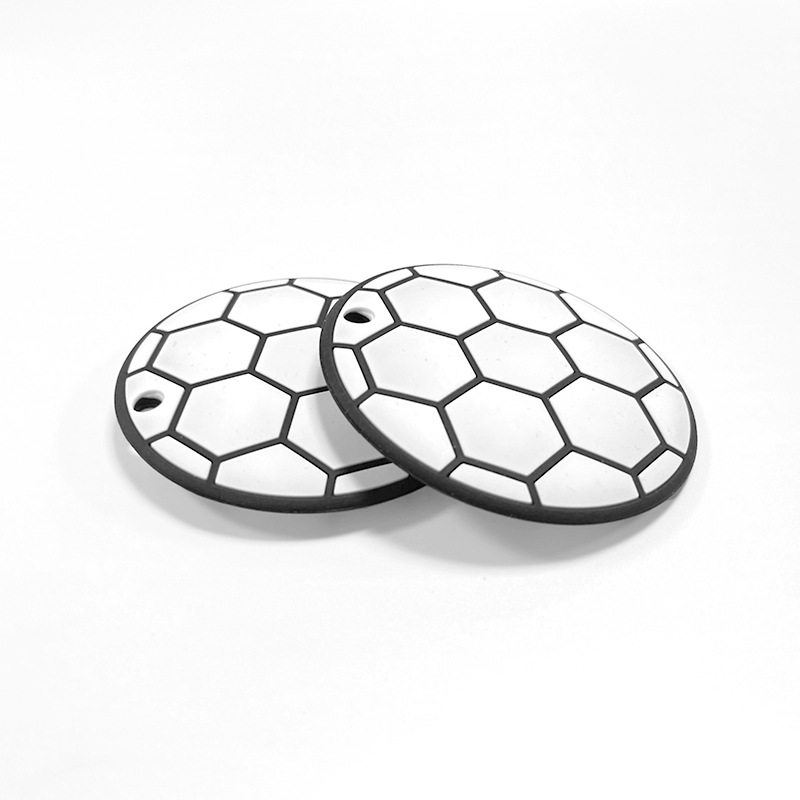 Amazon ventas calientes de caricaturas de fútbol para madres y bebés, goma de plástico anti-comer mano calmante, agua hervida, shaker, fábrica de fuente de música