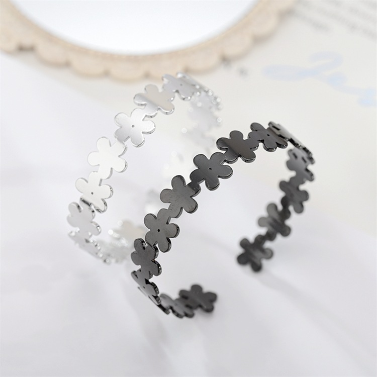 Fashion Flower Titanium Steel Bangle display picture 4