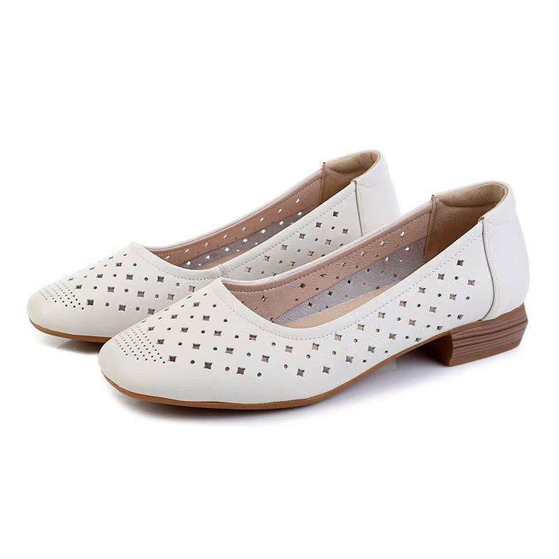 2026 verano nuevo tacones bajos superficia respirable zapatos de cuero huecos zapatos de mujer suave sandalias antideslizantes de madre