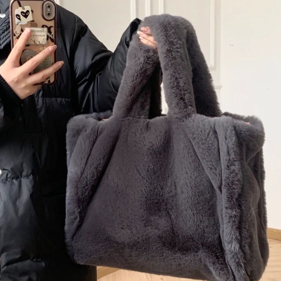 Handheld shoulder bag with zipper