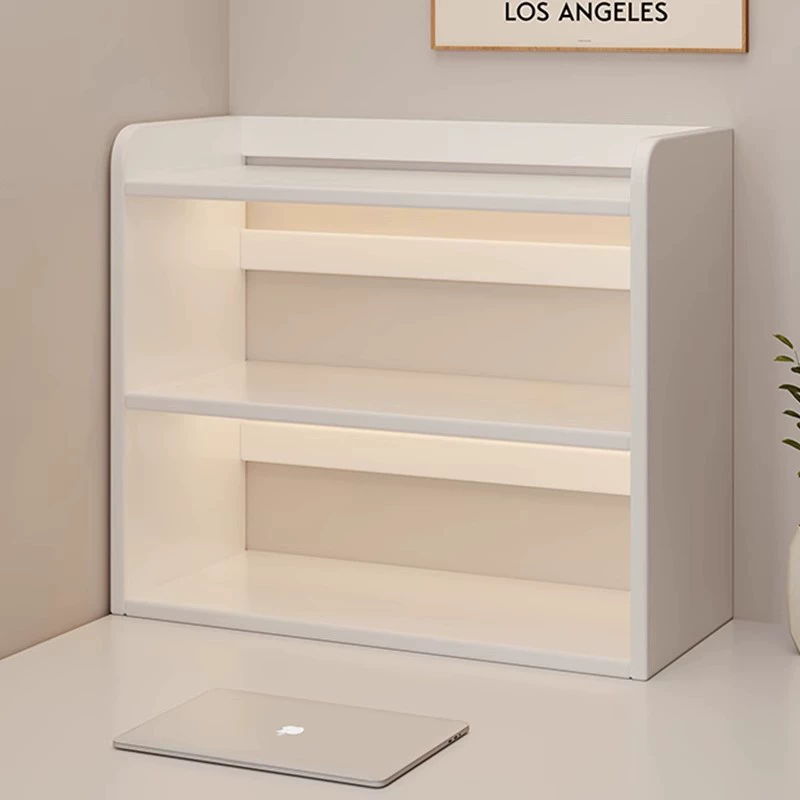 Простая книжная полка на столе