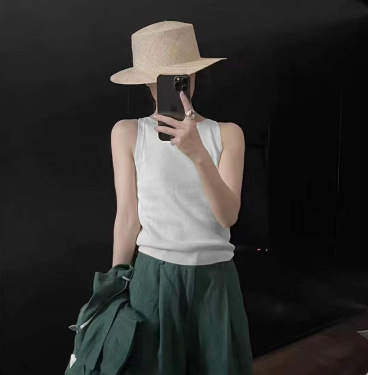 春夏のレトロなストライプのニットベストの女性は、ノースリーブのデザイン感があります。