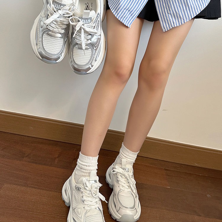 Calzado de verano de 2024 nuevo tipo de tela de fondo grueso ligera y suave zapatos casuales deportivos de moda