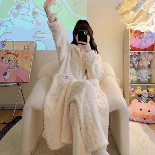 Factory wholesale coral fleece pajamas for women—autumn and winter long-style velvet-lined, thickened flannel loungewear set.