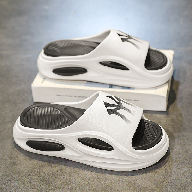 Zapatillas para hombres de verano nuevas marcas de moda para pisar la sensación deportiva de excremento de zapatos de playa para parejas caseras zapatillas frías de tamaño grande