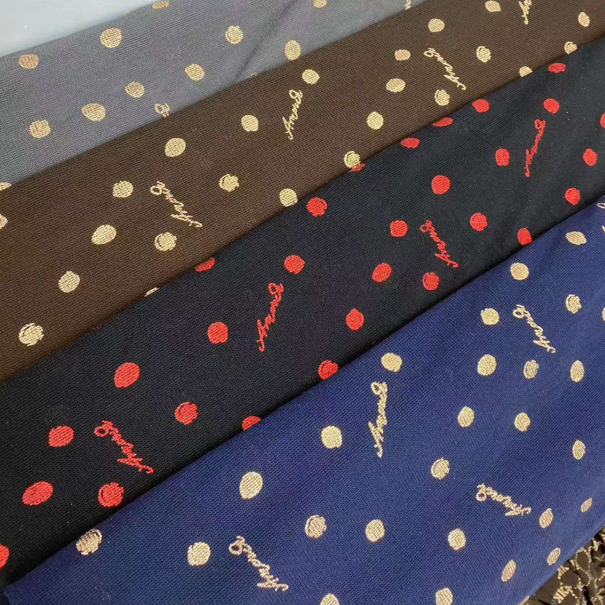 现货供应印花平布老人女士服装面料连衣裙舞台服弹力韩国黑金工艺