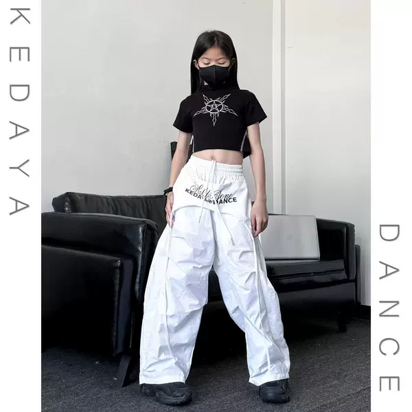 Black T-shirt, white waist belt, trousers, loose fit