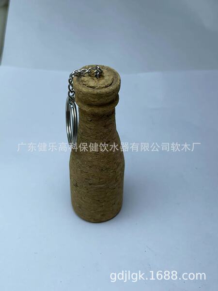 Manufacturer supplies beer bottle shaped cork key chain