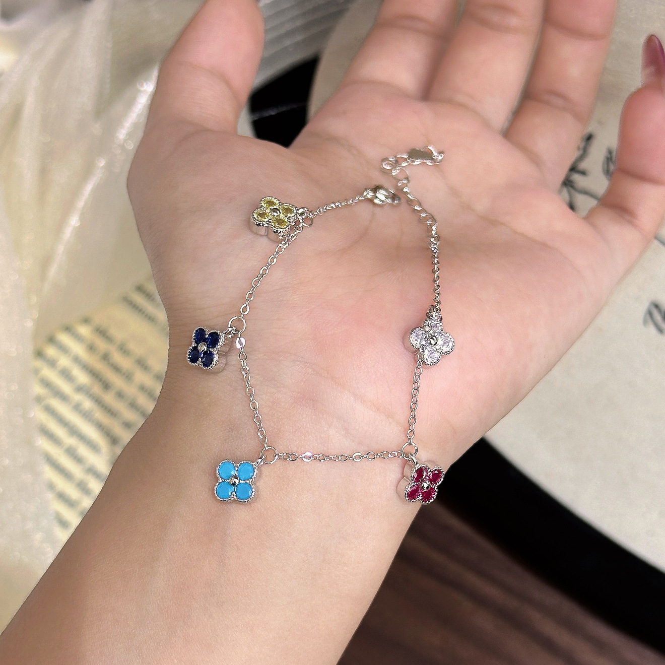 Populair op Xiaohongshu: Armband met dopaminekleurige diamanten en klavertje vier voor dames, lichte luxe, hoogwaardig, elegant._voghion.com