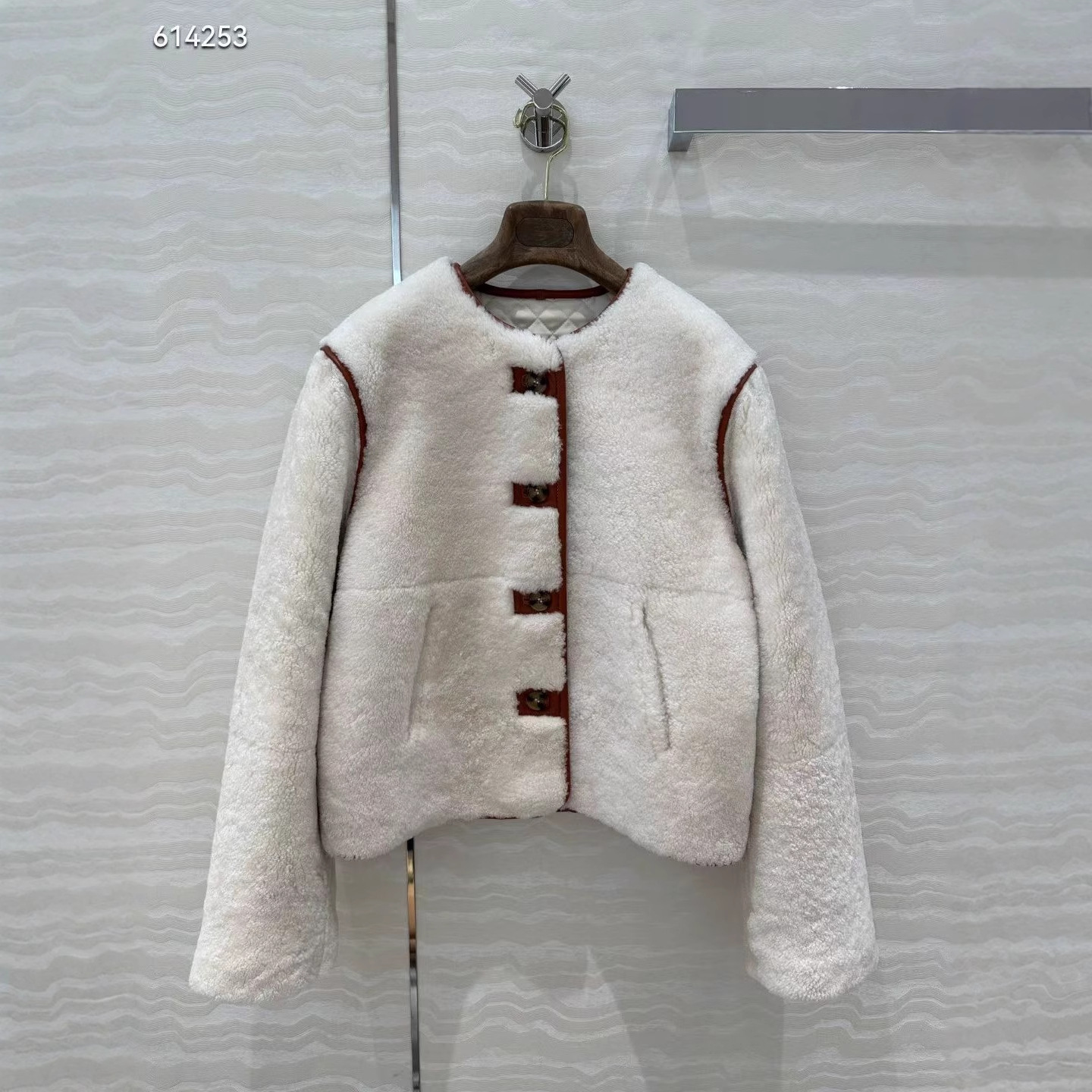 2025秋冬新款 高级时髦 内里菱格设计夹棉皮毛一体大衣 批发