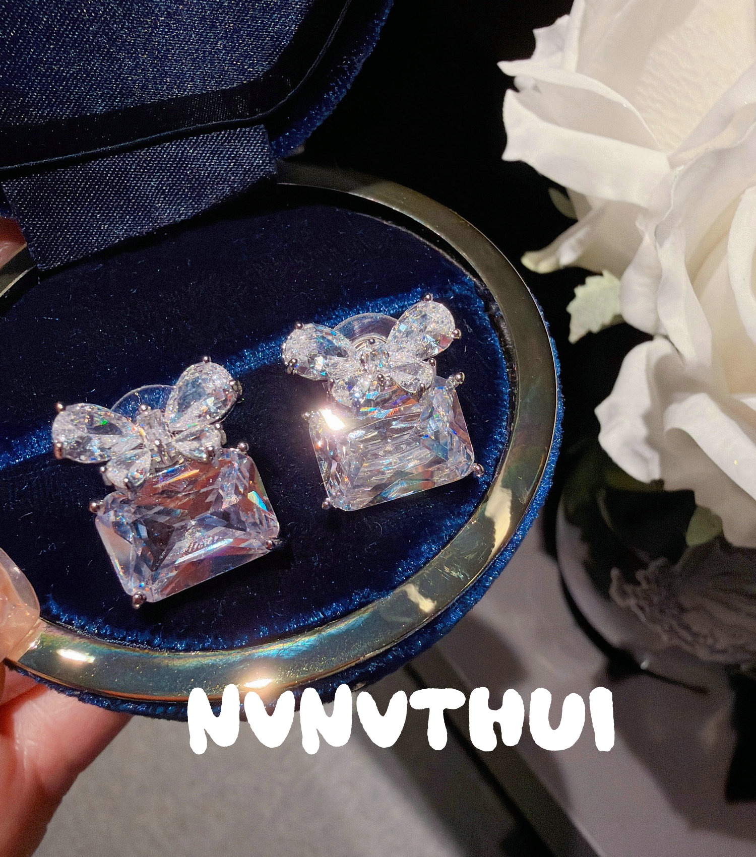 3770QIP [sugar cube sparkling diamond bow] earrings ~ no box