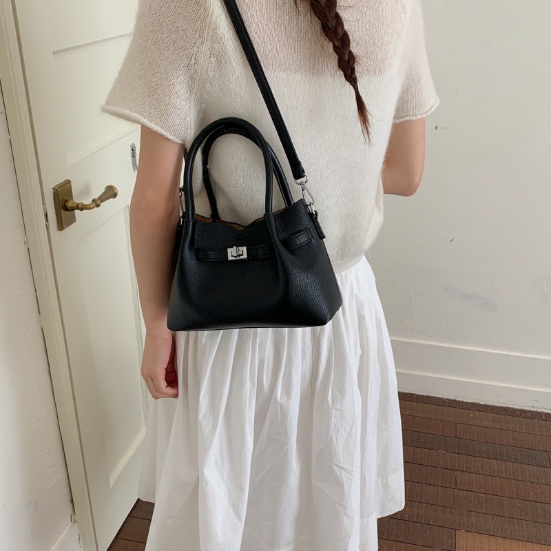 Simple portátil 2026 diseño de bolso de hombro único versátil estilo coreano de transporte de moda nuevo bolso de cubo nicho femenino