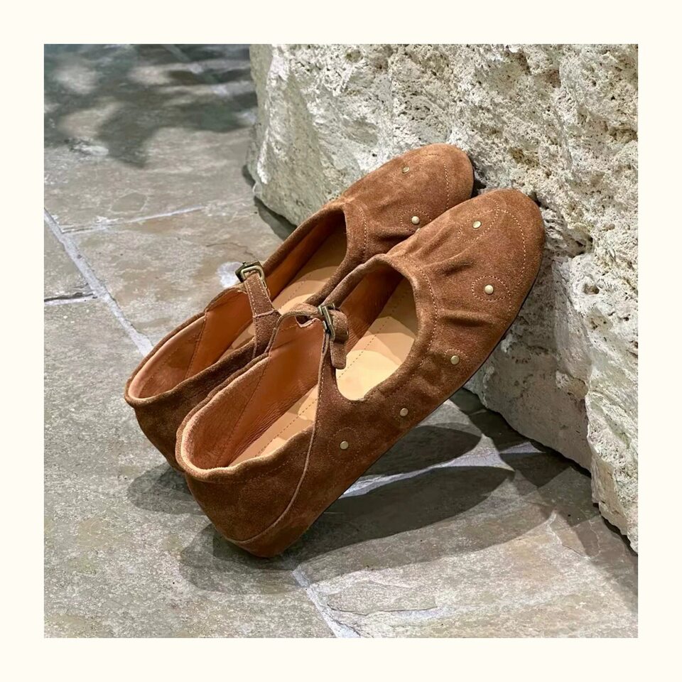 Giày bệt nữ Mary Jane mũi tròn cổ nông đính đinh tán khóa ngang, đế bằng 1 cm — Màu caramel, Màu cà phê chi tiết 11