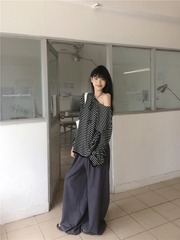 怠惰な風のゆったりしたストライプのニットの女性の春の2025の新型の垂れ下がった感じは斜めの肩のたるみ感の長袖の上着に似合います。