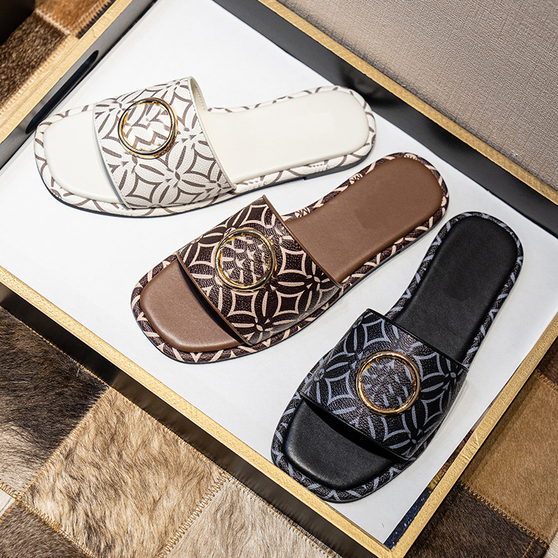 Flache Sandalen Europäische und amerikanische Outdoor-Flip-Flops mit bedruckten Buchstaben und Metallschnallen für Damen_voghion.com