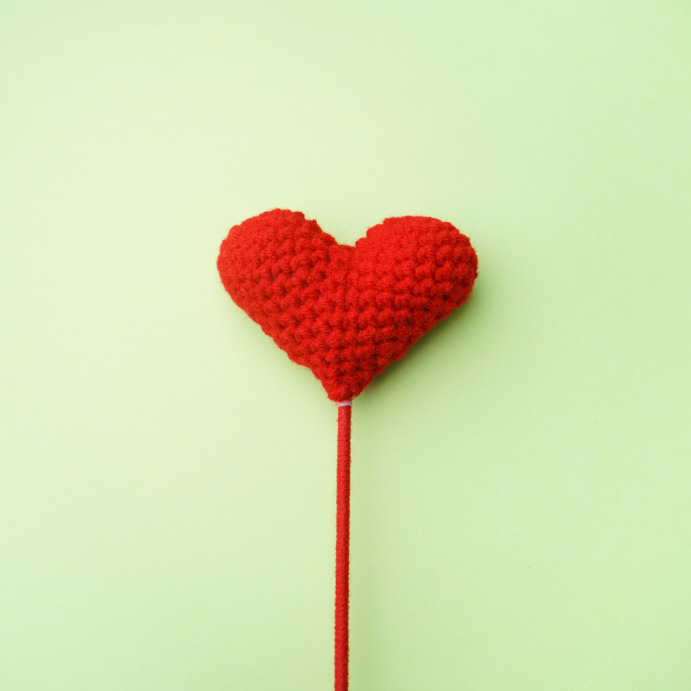 Acabado tejido en forma de corazón flor rama sola flor con ramo de color sólido en forma de corazón flor creativa