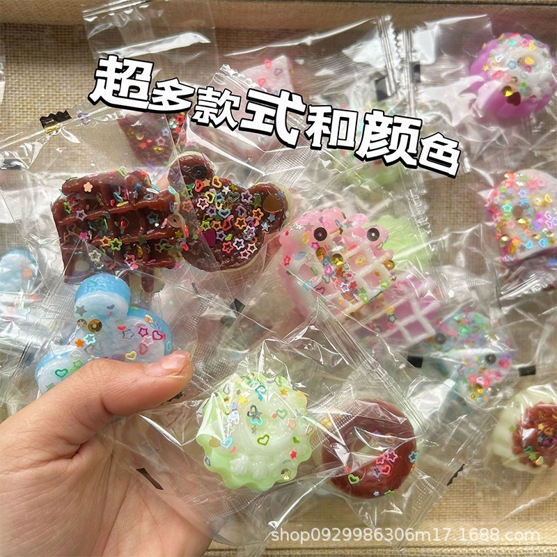 ネットの赤いシミュレーションの食事はつまみます。学生は解凍の小さいおもちゃのtprを発散します。|undefined