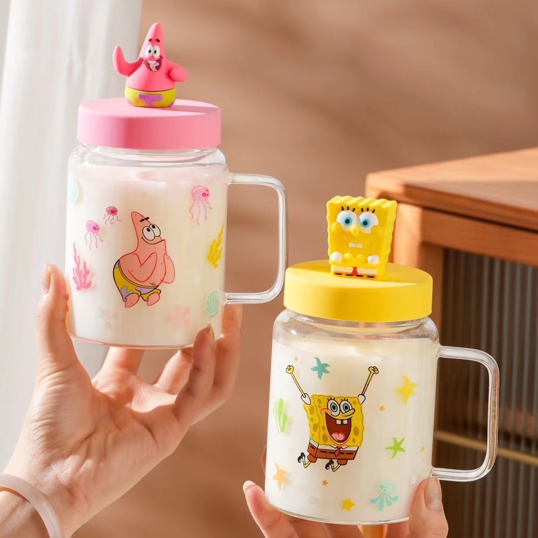Personalidad creativa esponja bebé autorizado de dibujos animados de vidrio para el hogar regalo de la mano de alta apariencia Linda muñeca taza con tapa