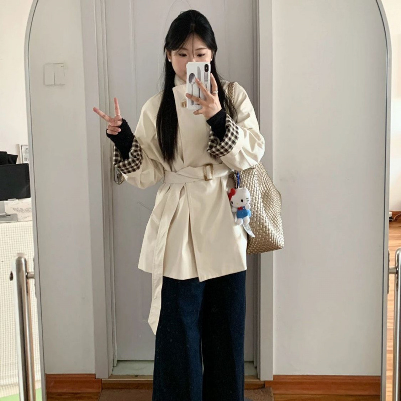 一粒のマント風衣コートの女性と春秋の新型デザイン感があります。|undefined