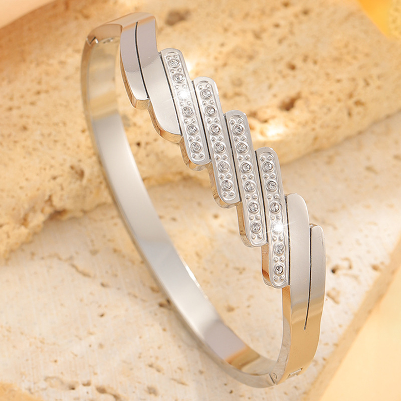Brazalete de acero de titanio japonés y coreano variado estilo de pareja de diamantes irregulares personalidad simple diseño brazalete mujer no decoloración joyas