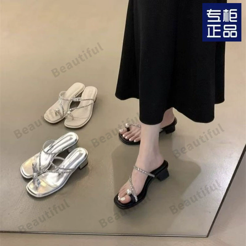 Женские летние босоножки 2025 года, новый стиль, на толстом каблуке, с жемчугом и стразами, в стиле феи, с ремешком на щиколотке и средним каблуком.