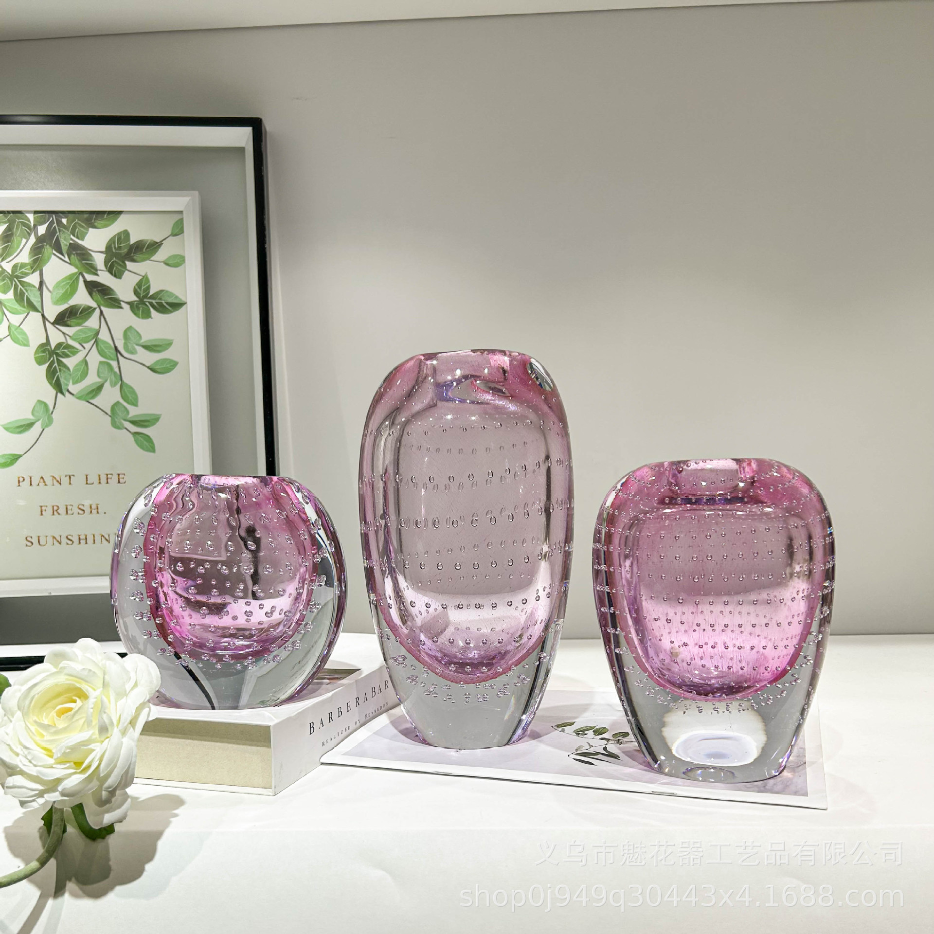 軽奢なピンク色のガラス花瓶、リビングのフラワーアレンジメント、ダイニングテーブル、玄関、重厚な装飾、水耕栽培の花器、ホリデーギフト