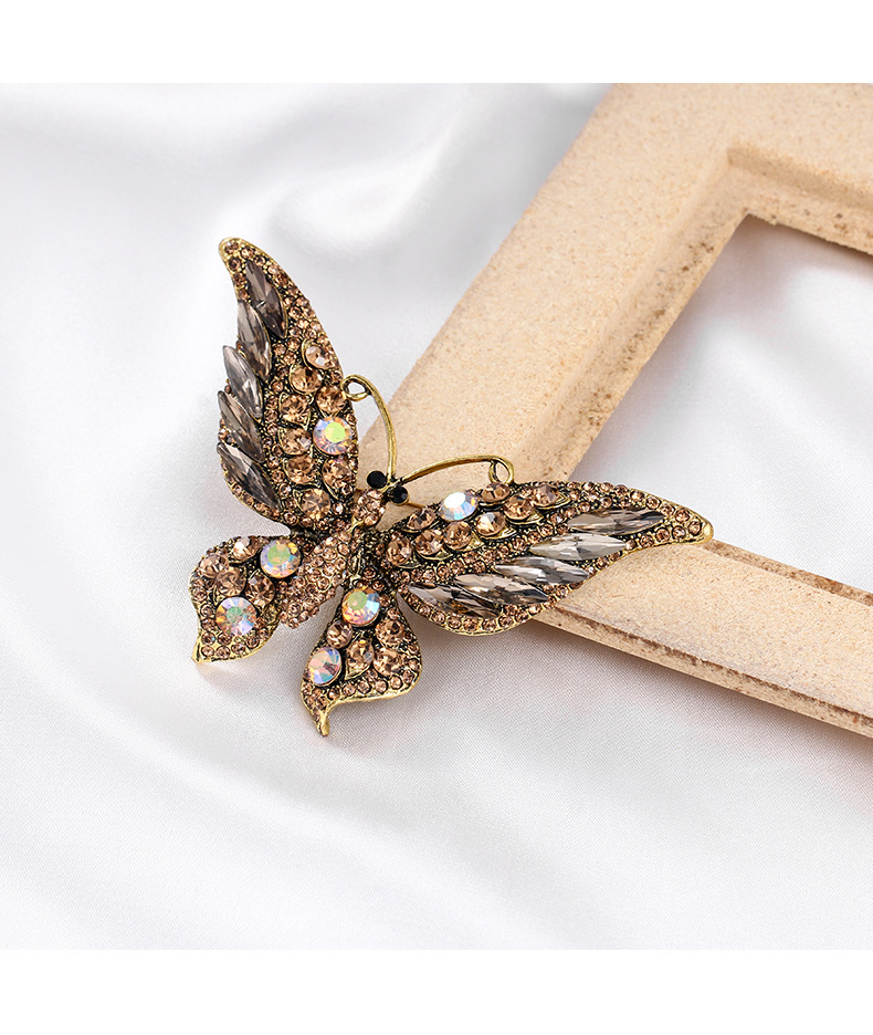 Retro Butterfly Alloy Inlay Rhinestones Women's Brooches display picture 3