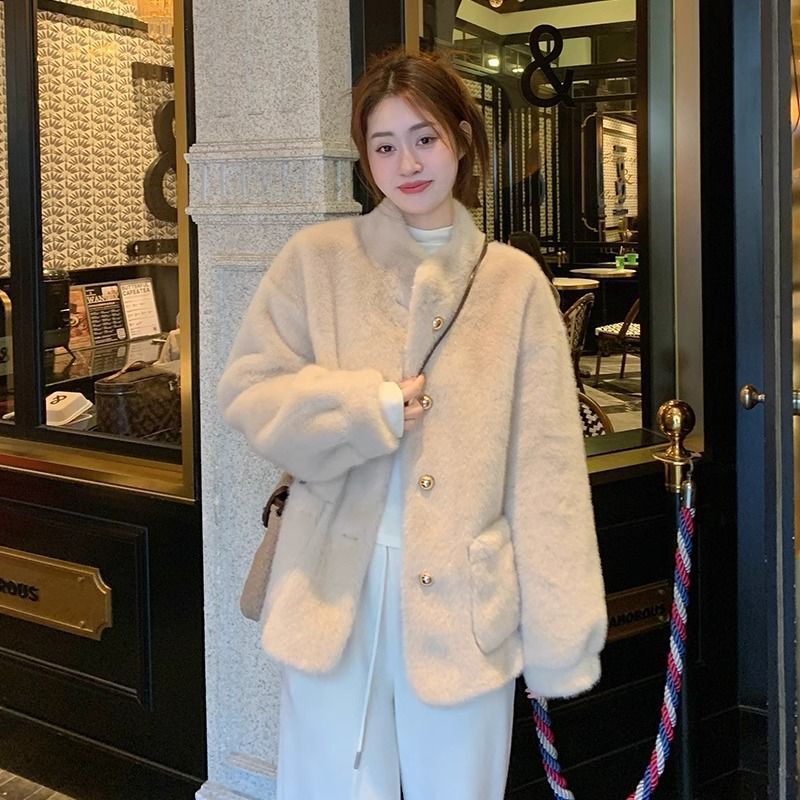 Short High-End Faux Fur Coat with a Stand Collar, Eco-Friendly Mink Fur, Slimming Winter Fur Integrated Top for Women Short High-End Faux Fur Coat with a Stand Collar, Eco-Friendly Mink Fur, Slimming Winter Fur Integrated Top for Women