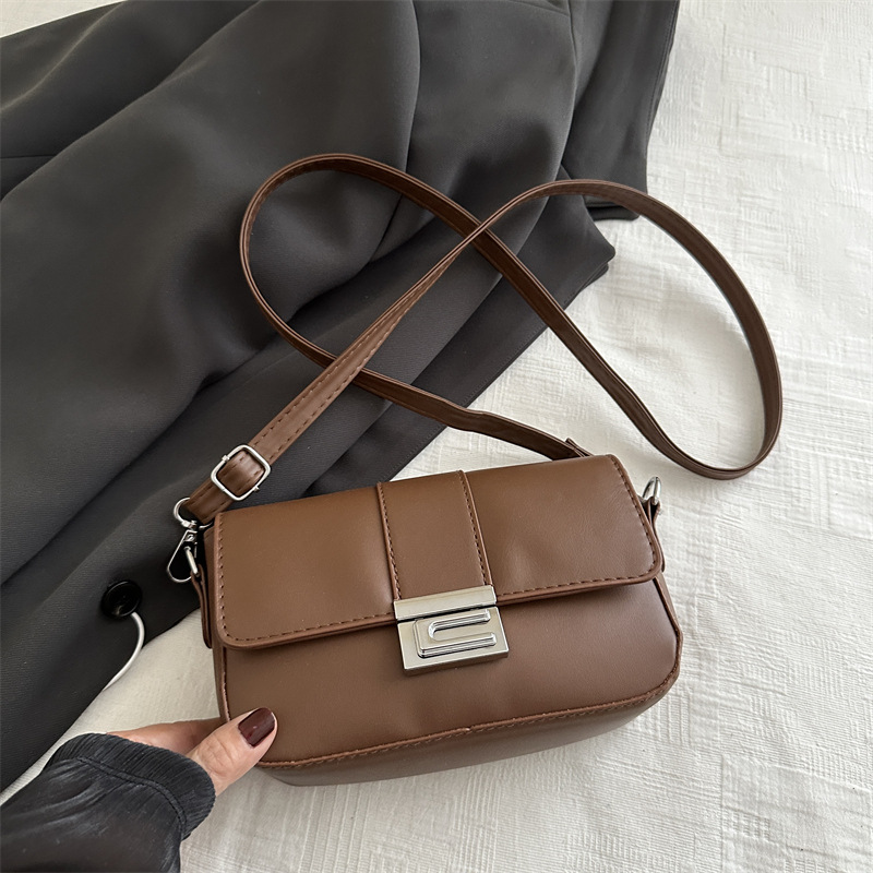 Bolso de palo mágico con sentido de diseño de nicho 2024 nuevo bolso cuadrado pequeño simple casual y versátil bolso negro de alta gama para axila