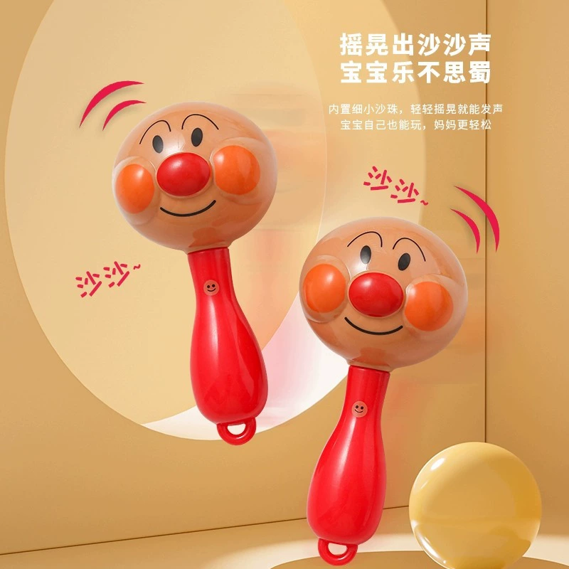 Маленький песочный молоток ребенок красный кусает погремушки