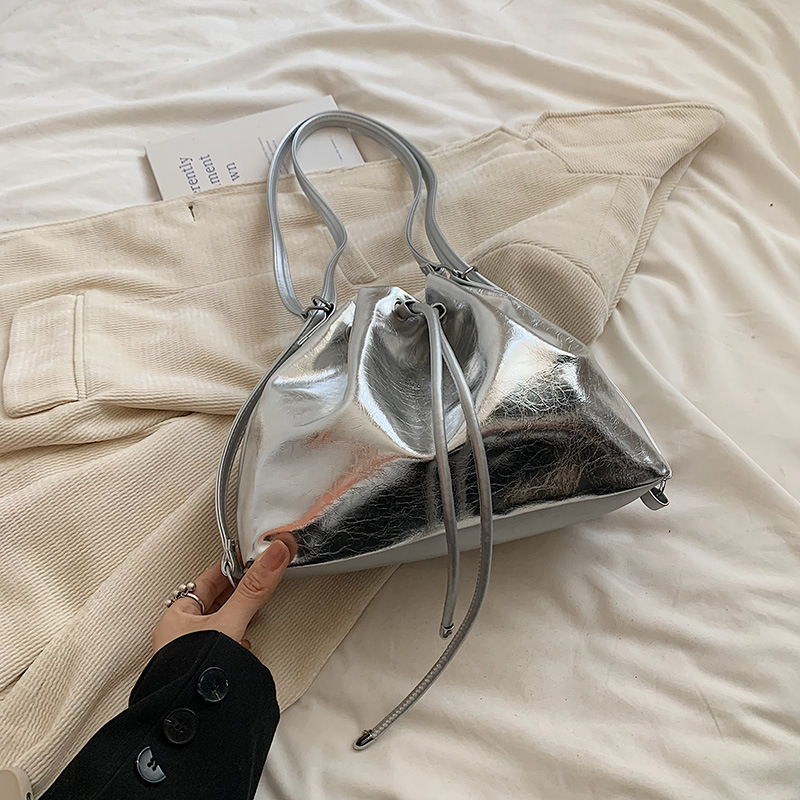 Alta sensación de moda explosiva bolsas plegadas de verano 2024 nuevo paquete de cubo de hombro mochila popular mochila pequeña