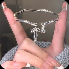 モービウス環は姫の蝶結びの鈴のブレスレットを逃げています。
