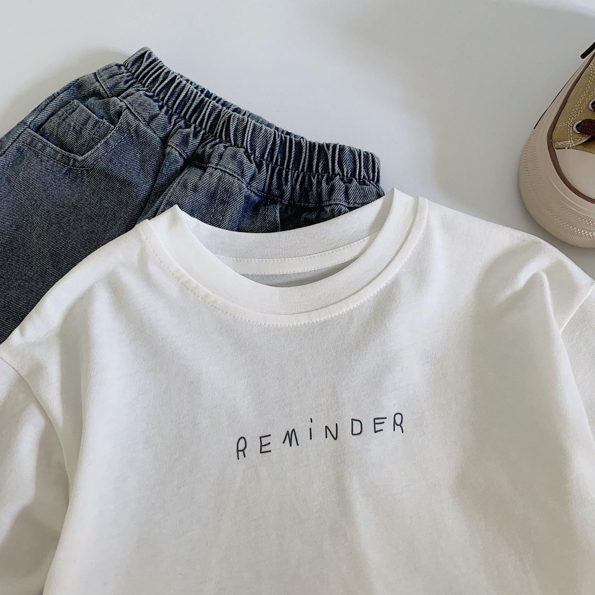 Camiseta infantil Mai Bao2025 primavera algodón nuevo estilo para niños coreanos blindaje suelto letras de color funda t