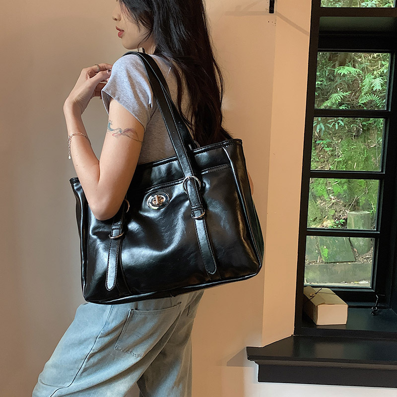 2024 New Retro Motorcycle Bag, Middle Age Underarm Bag, Women's Large Capacity Tote Bag, Simple Texture Shoulder Bag_voghion.com