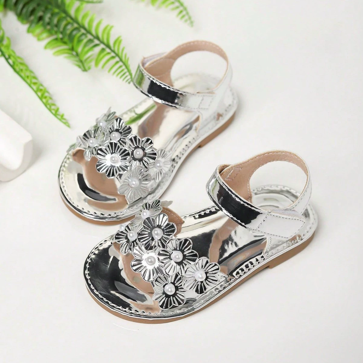 Трансграничная внешняя торговля корейская мода нишевые дизайн серебряные цветы принцесса мода липучка девушка плоская сандалии