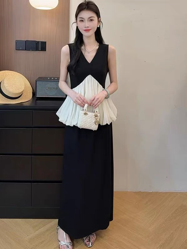 Bộ áo hai dây phối chân váy midi phong cách Hàn Quốc — đen