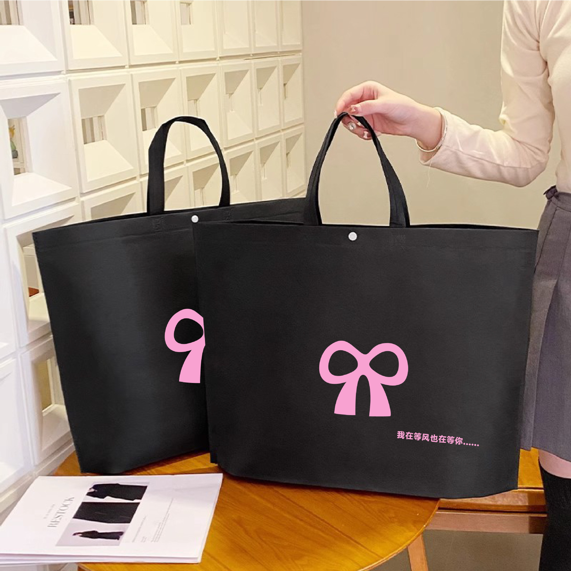 Tienda de ropa de alta gama con fondo, sin hebilla oculta lateral, bolso no tejido, engrosamiento, logotipo de pedido, spot al por mayor