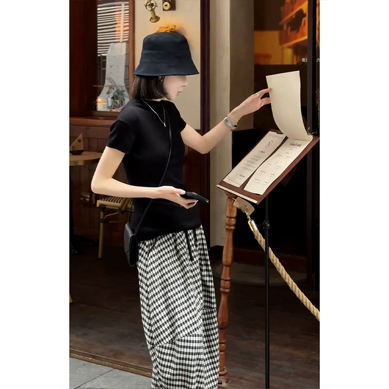 Полный комплект модных и омолаживающих черных платьев-футболок для ранней лета, легких и роскошных.