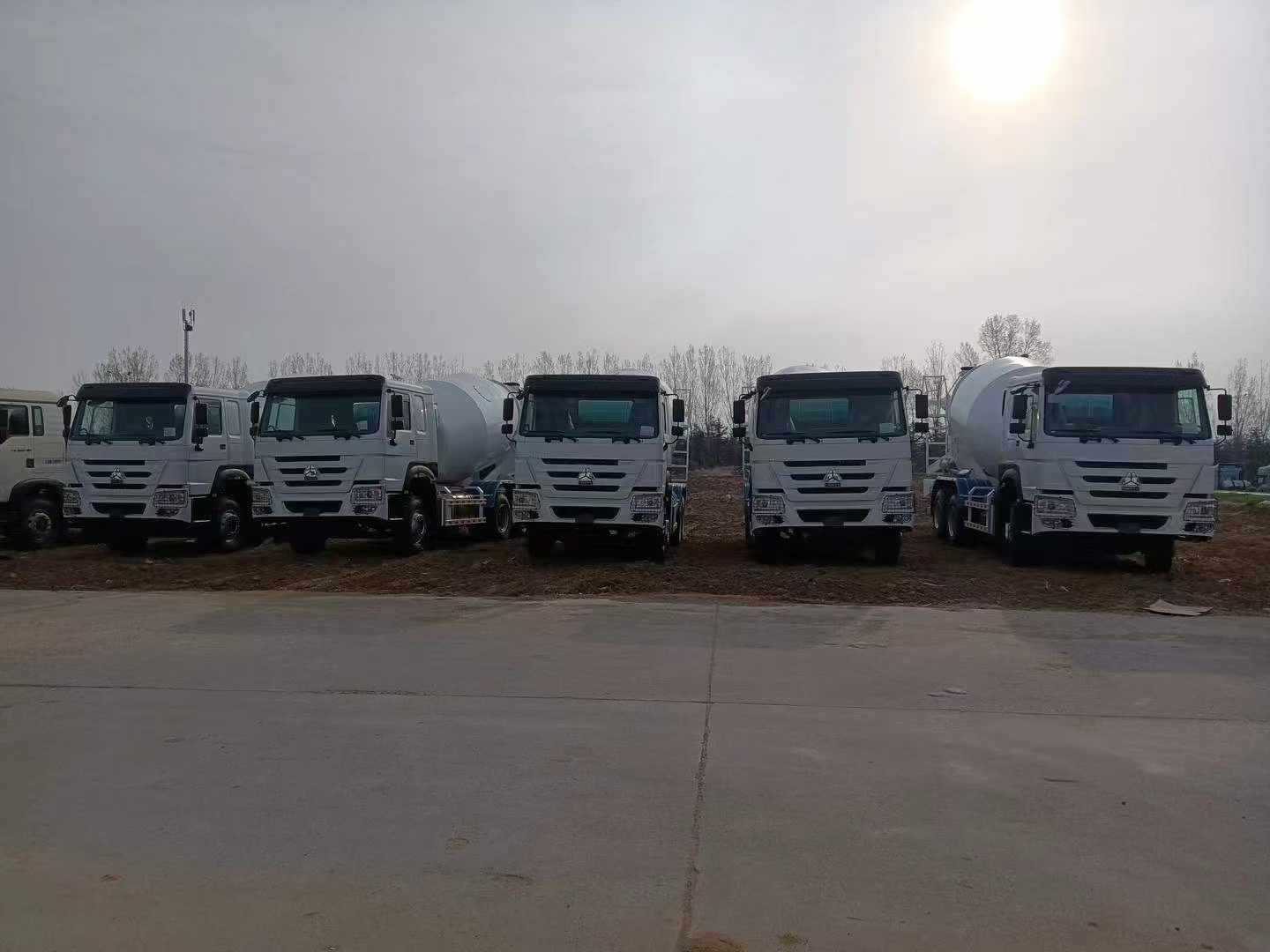 White export version of the National II vehicle chassis can be used for dump trucks and mixer trucks, 360 horsepower, HW76 new front face cab
