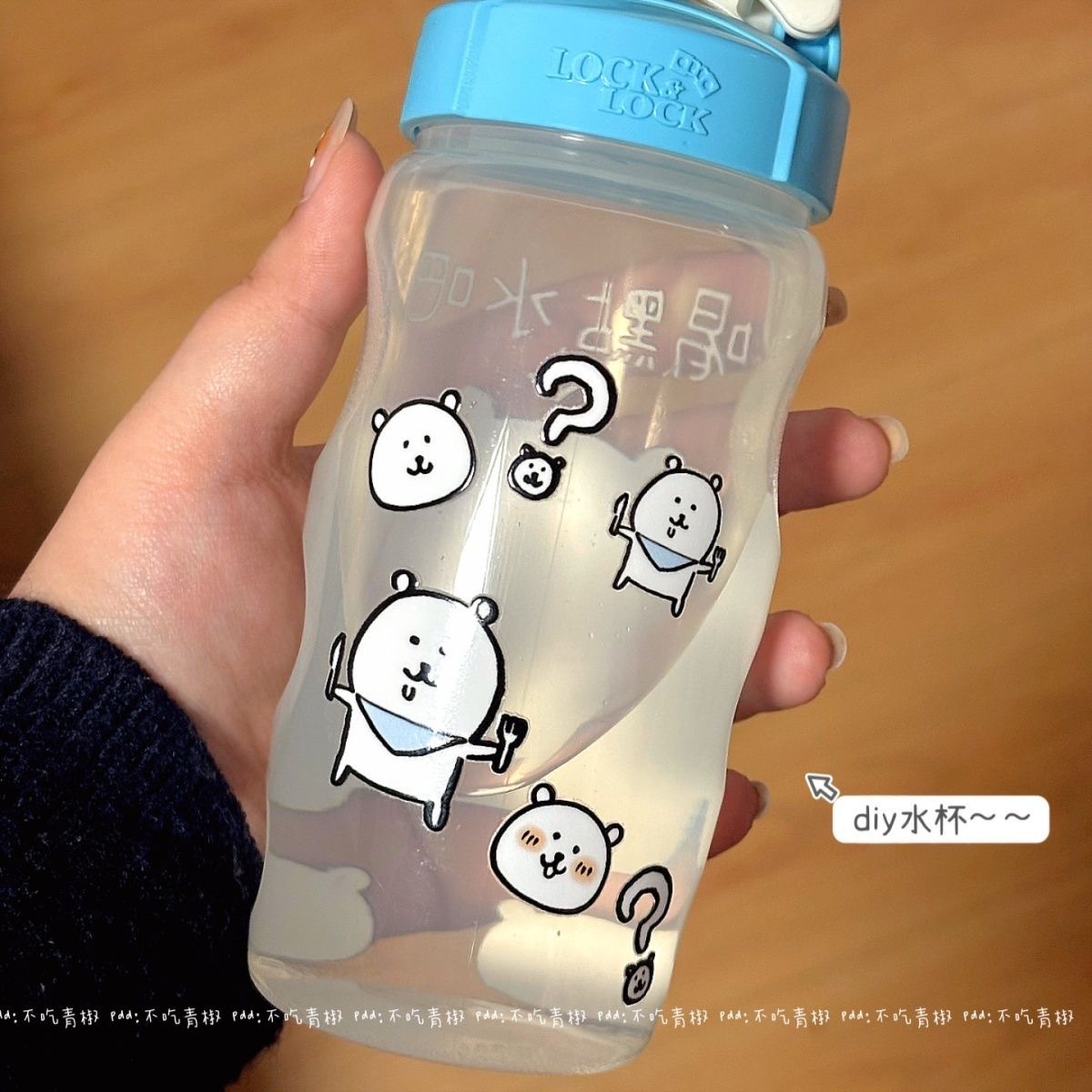 Pequeño libro rojo con el mismo estilo autocrítico de la etiqueta de la taza de agua del oso