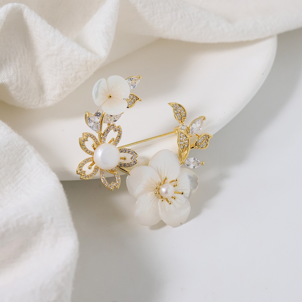 Broche de moda medieval nicho flores retro flores de perlas flores de pecho lujo ligero de alto nivel sensación de fragancia broche de viento mujer image 2
